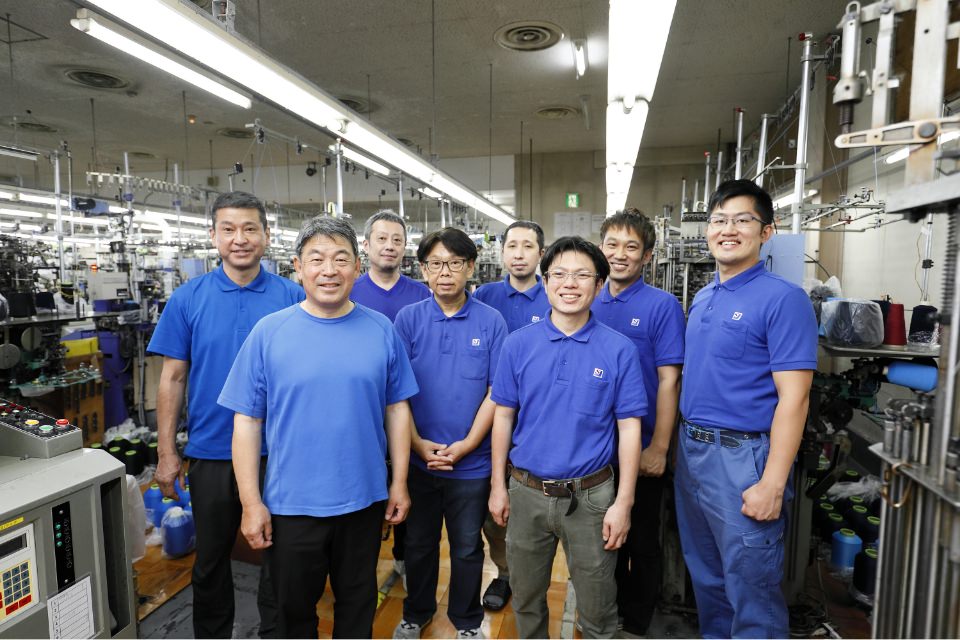 工場での社員の集合写真