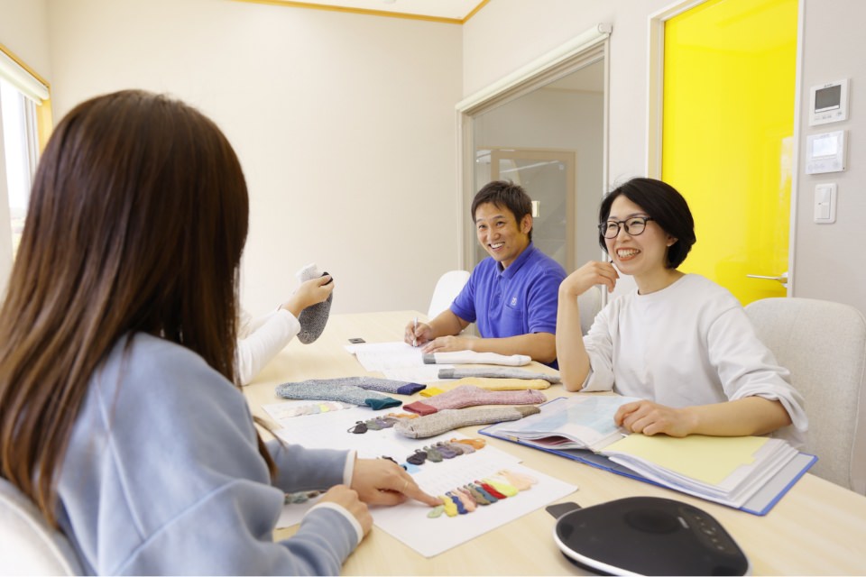 靴下の生地選びのために話し合う社員たち