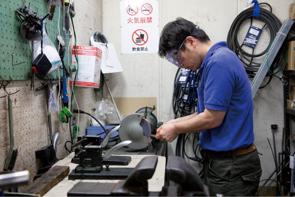 保護具を着用して作業を行う技術者