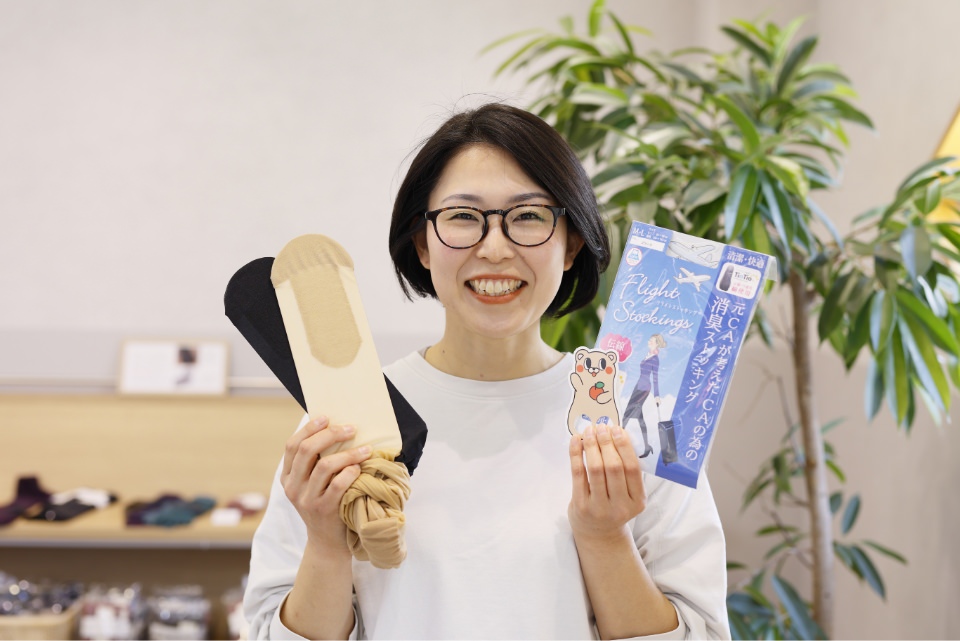 ストッキングを手に微笑む女性