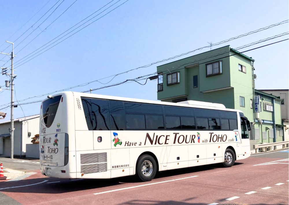 大型バスで田んぼの真ん中の靴下工場へ