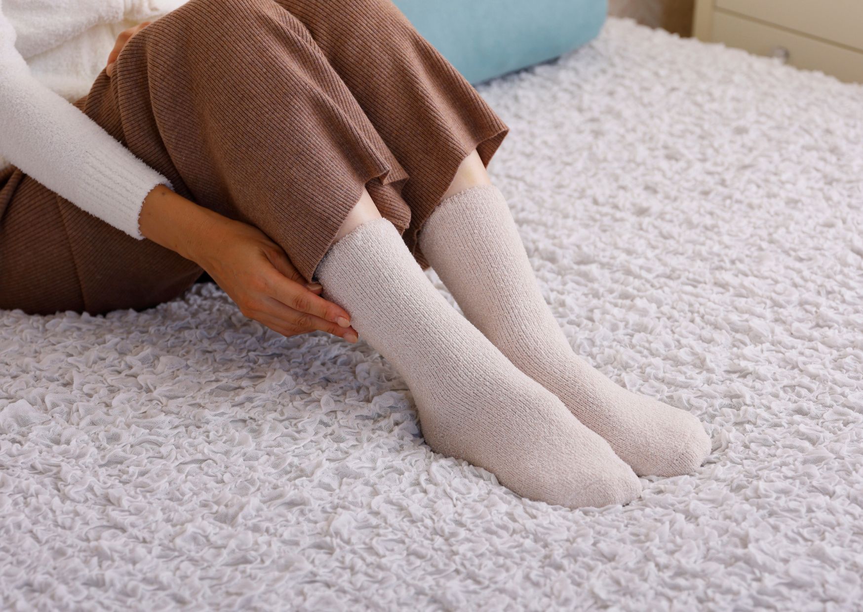 3層構造で編み立てられた鈴木靴下のあったか靴下の断面。ふんわりとしたパイル編みと空気を含む厚みが見える。