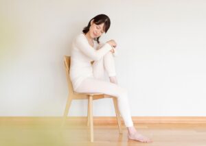 朝のひんやりから肌を守る、NUKATOのインナー