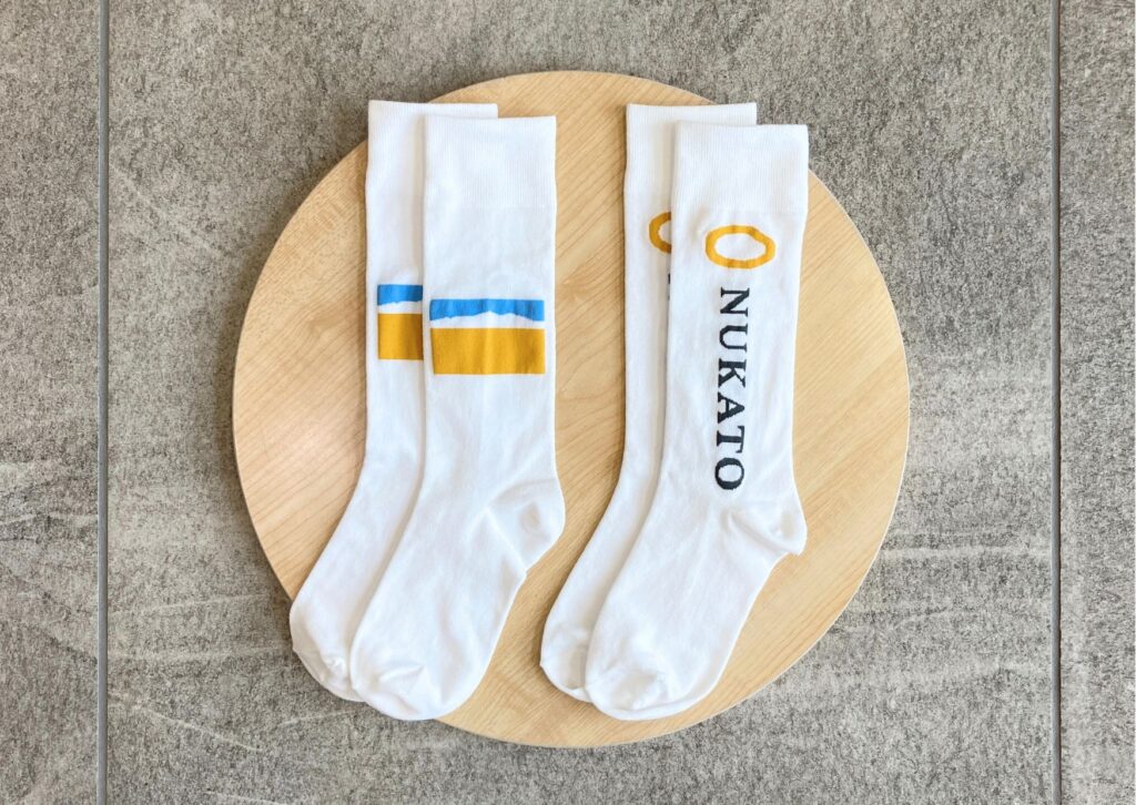 「NUKATO」と「鈴木靴下」のロゴソックス