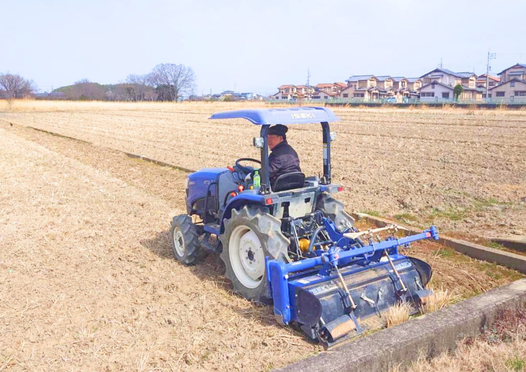 トラクターで始まる米づくりの一年
