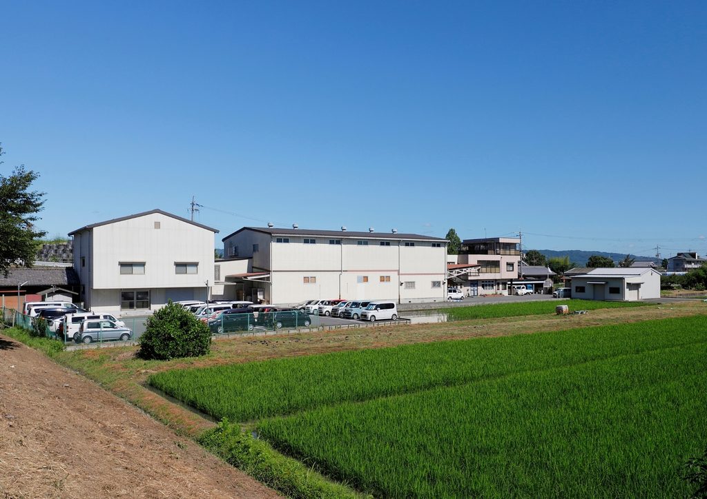 奈良県三宅町にある鈴木靴下の本社工場