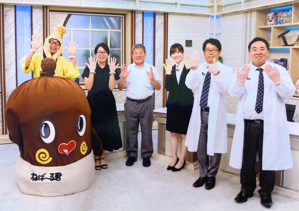 「ドランクドラゴンのバカ売れ研究所!」のスタジオでドランクドラゴンの皆さんと撮影した鈴木靴下の出演記念写真