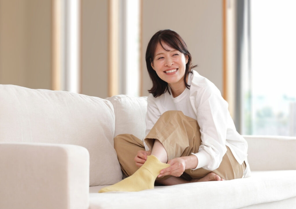 NUKATO 締め付けない靴下を履いて心地よさそうな女性