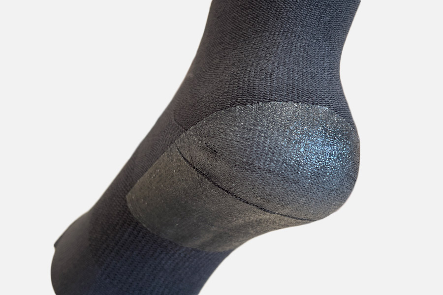 大きなシリコンがかかとを包む